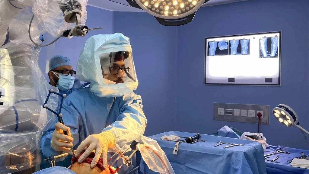 Dr. Unmesh Chakraverty, orthopaedic surgeon in Varanasi, performing robotic surgery in the operating theatre
